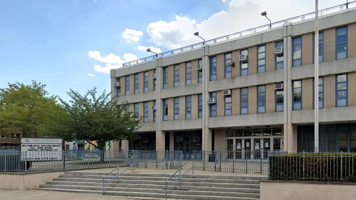 Học sinh mang súng đến lớp, dọa 'bắn cả trường'