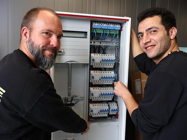 Ein Ausbildungsbetrieb: Thomas Leiner (links) unterweist Kerim Shaheen.