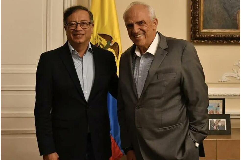 El presidente Gustavo Petro y el expresidente Ernesto Samper en la Casa de Nariño.