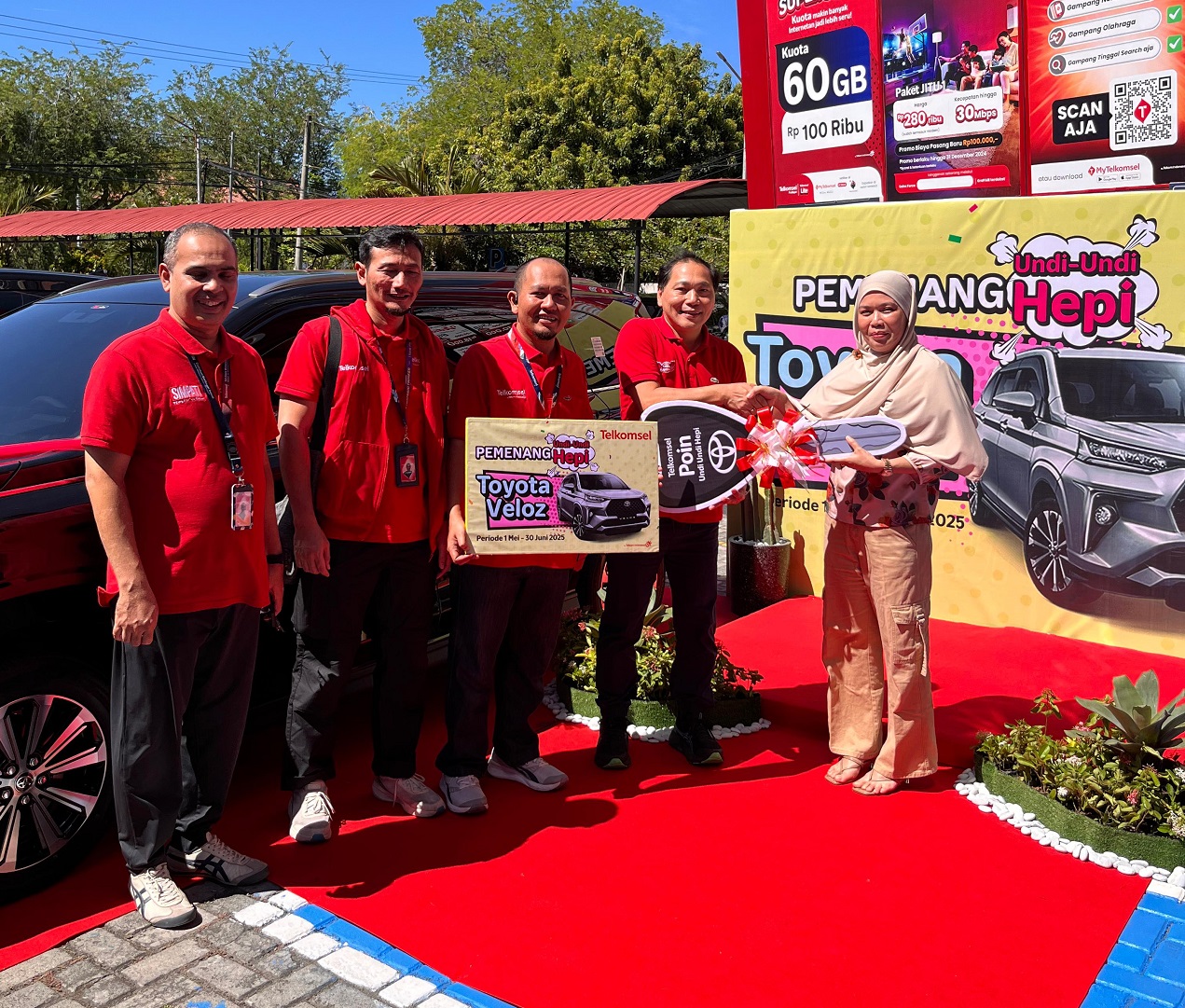 Pelanggan Setia Telkomsel di Banda Aceh Menang Undian Mobil Toyota Veloz