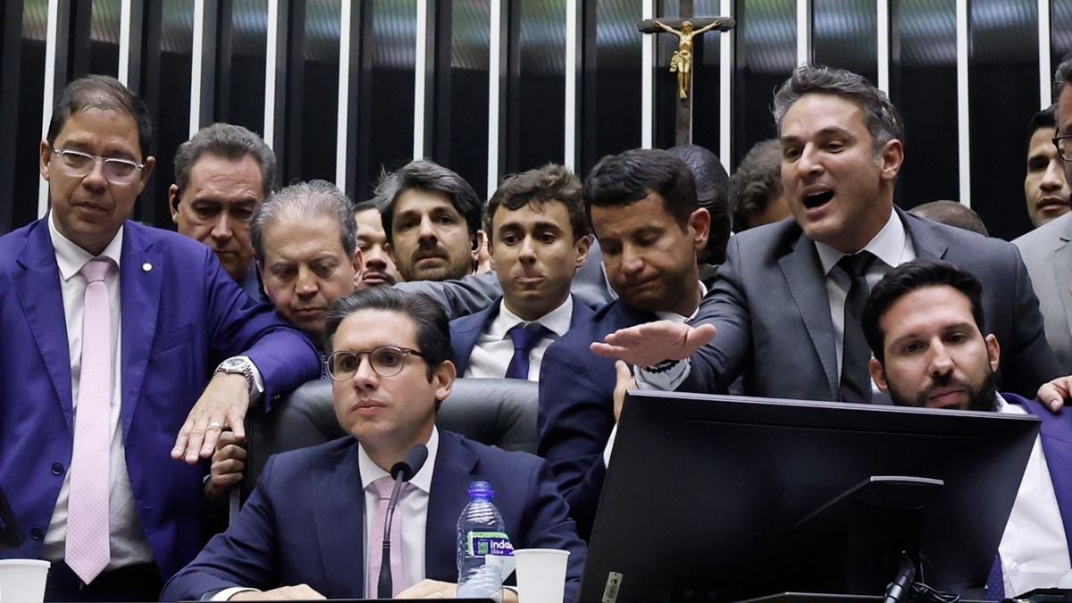 Nikolas Ferreira, Sóstenes Cavalcante e outros bolsonaristas recebem punições da Câmara