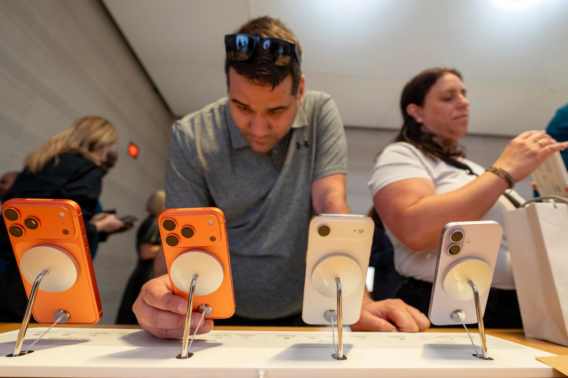 El iPhone 17 debuta entre largas filas, entusiasmo global y primeras  críticas