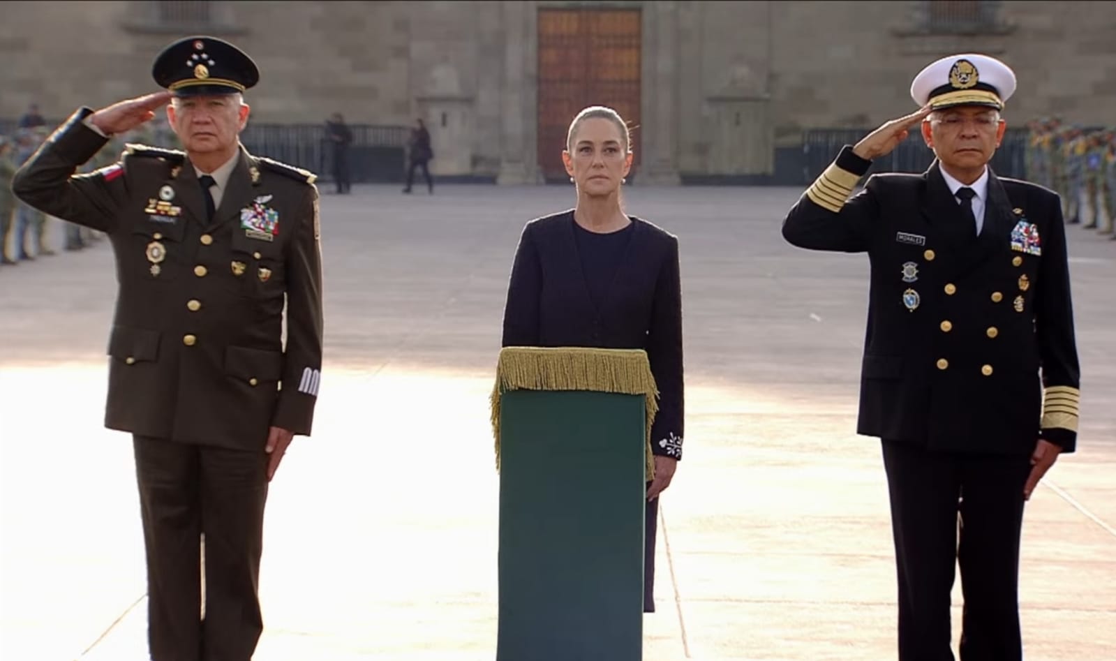 Sheinbaum iza bandera en conmemoración a víctimas de los sismos de 1985 y 2017