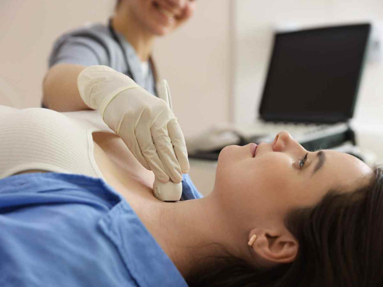 Un estudio mediante imagen de ultrasonido ayuda a visualizar el nódulo tiroideo. Canva.