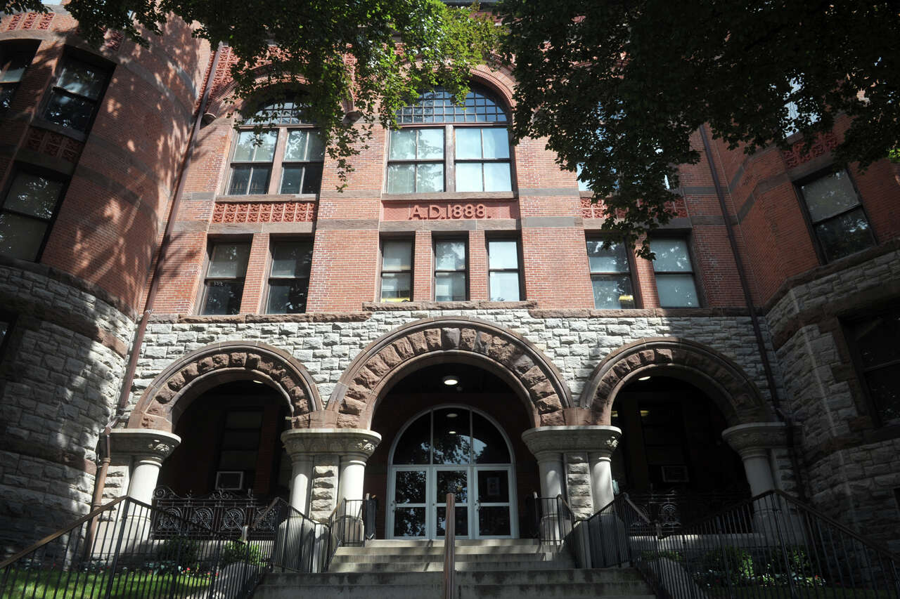 NY man claims Bridgeport court clerks wrongly imprisoned him after bond error<br><br>