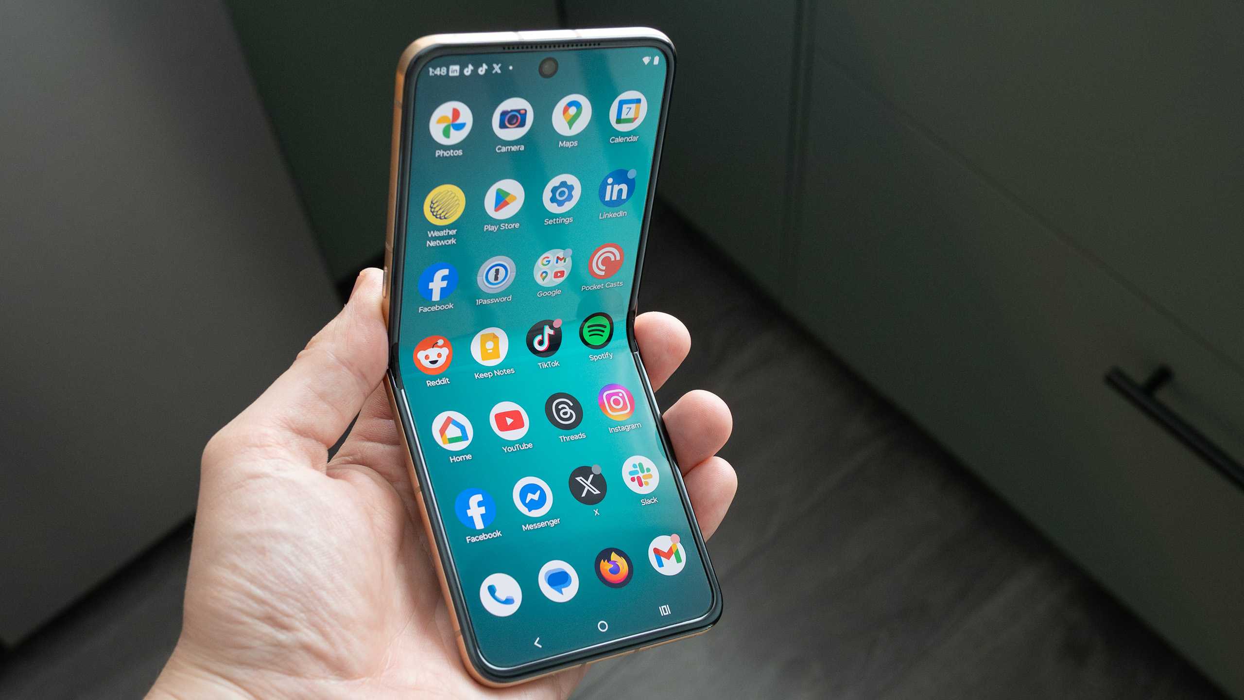 razr-ultra-2025-in-hand