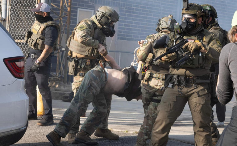 Un manifestante es detenido por agentes federales mientras el gas lacrimógeno llena el aire durante una protesta frente a un centro de tramitación de inmigración el 19 de septiembre de 2025 en Broadview, Illinois. Los manifestantes protestaban por el reciente aumento de la actividad del ICE en el área de Chicago, como parte de la campaña de la administración Trump contra los inmigrantes indocumentados en la zona, denominada Operación Midway Blitz. Foto: SCOTT OLSON / AFP