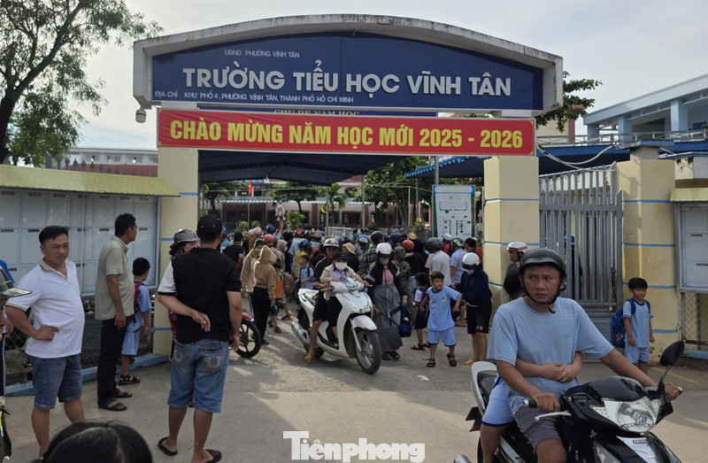 Phường Vĩnh Tân gần 62.000 người (chưa bao gồm tạm trú). Với số lượng học sinh đông, Trường Tiểu học Vĩnh Tân quá tải