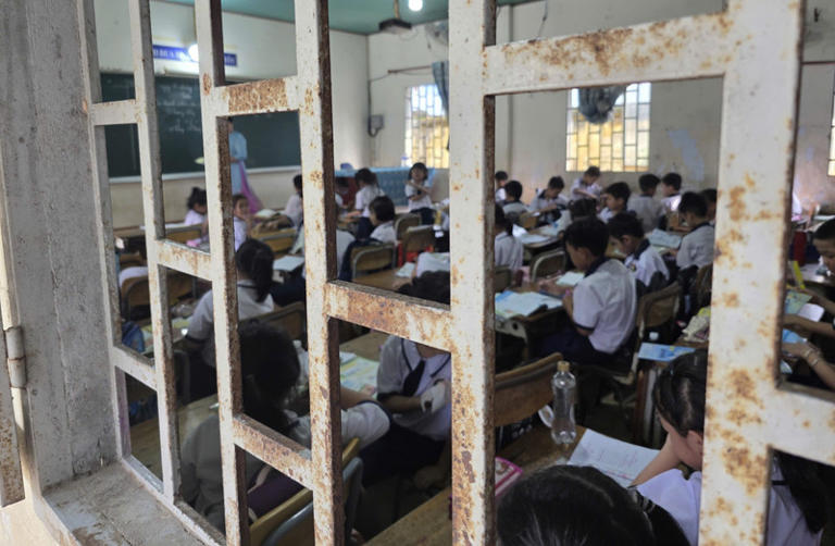 Khung cửa lớp học rỉ sét