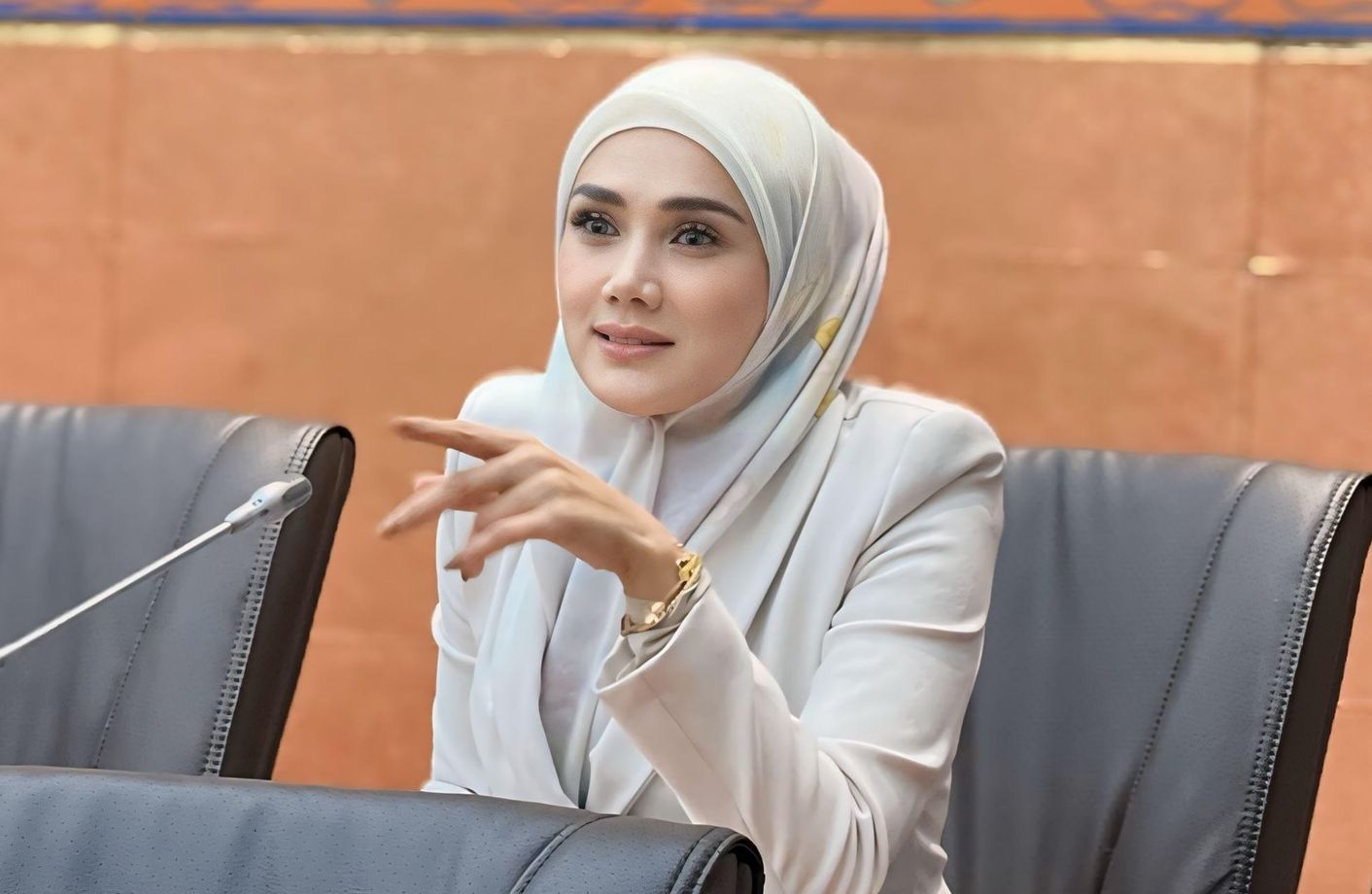 Mulan Jameela Kepergok Bawa Tas Mewah Rp106 Juta Saat Kunjungan DPR, Netizen Kritik Kinerjanya!