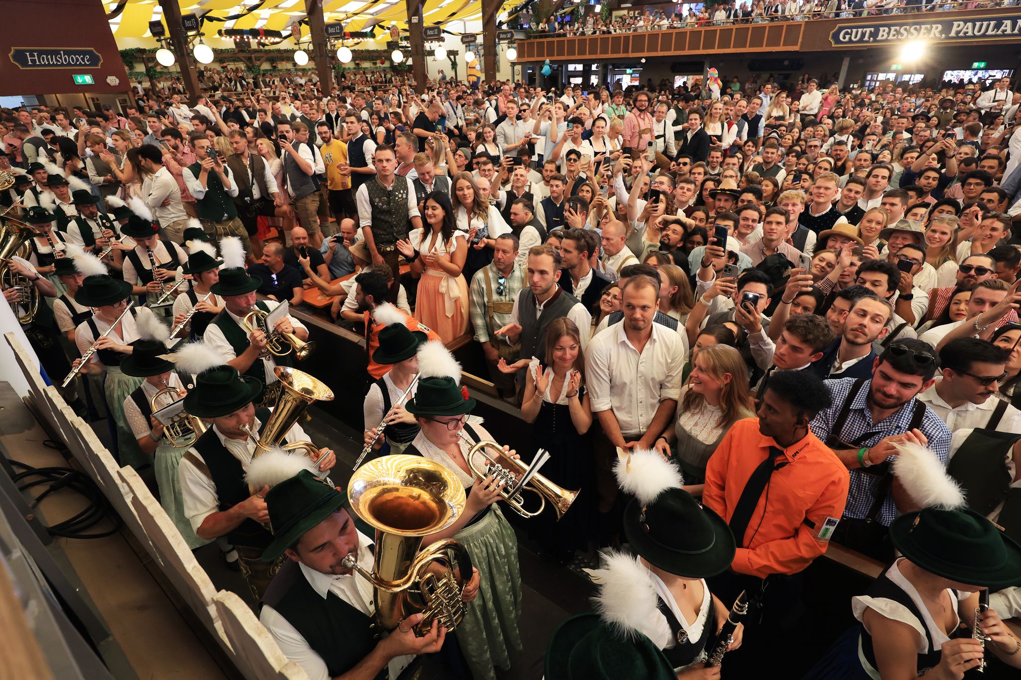 Andrang zur Eröffnung des Oktoberfestes in den Zelten.