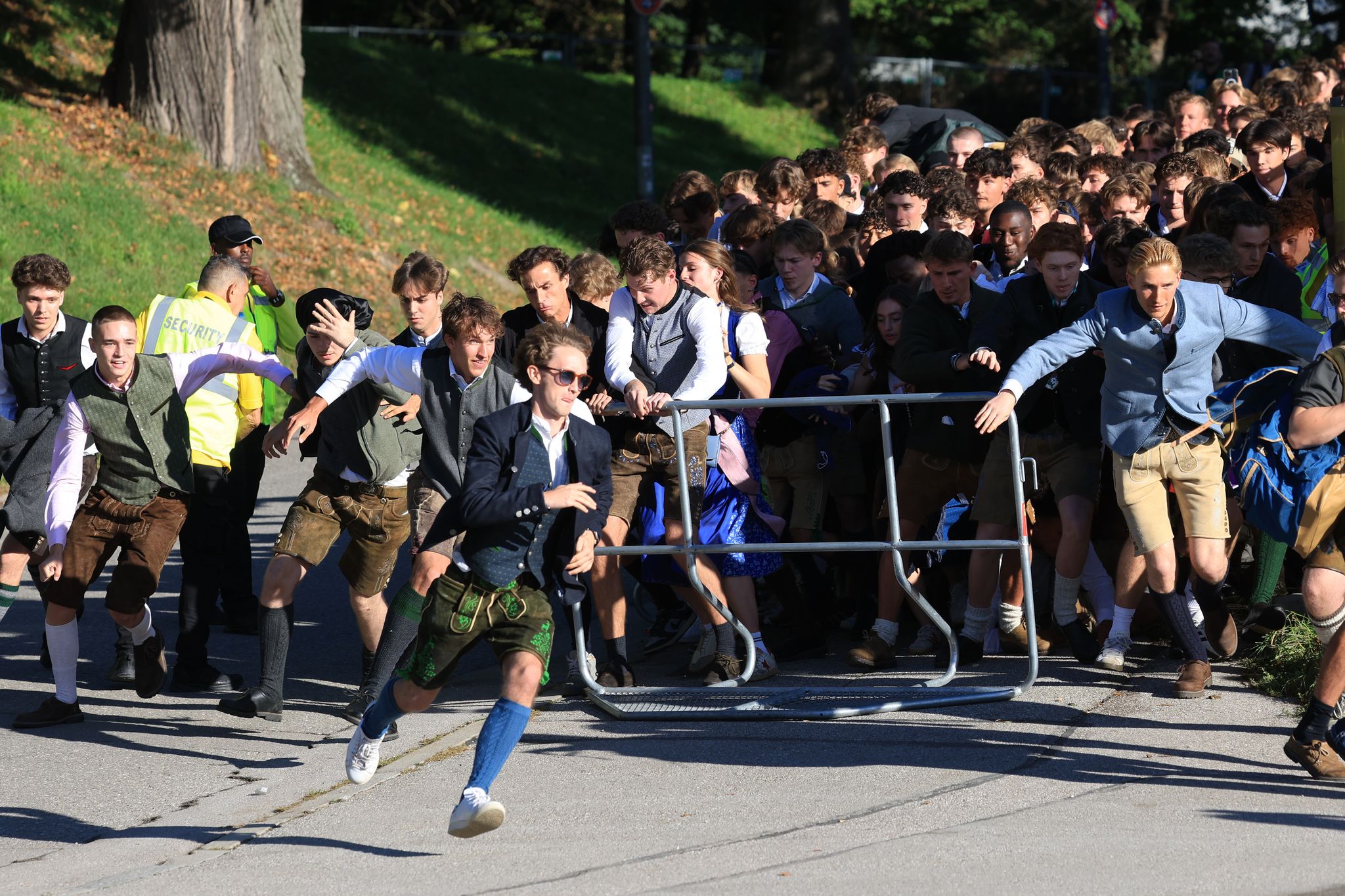 Am Morgen stürmten die ersten Besucher auf die Festwiese.