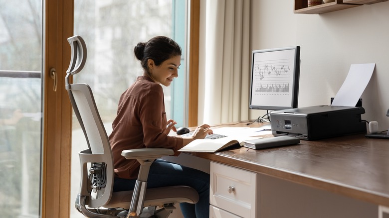 How To Create A Workspace In Your Small Bedroom, According To A Design ...
