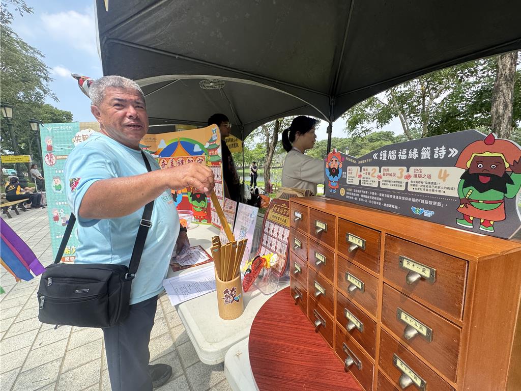 民眾體驗「護腦聰明籤」直呼有趣。(曹婷婷攝)