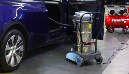 En passant l'aspirateur, cette femme a été gravement blessée