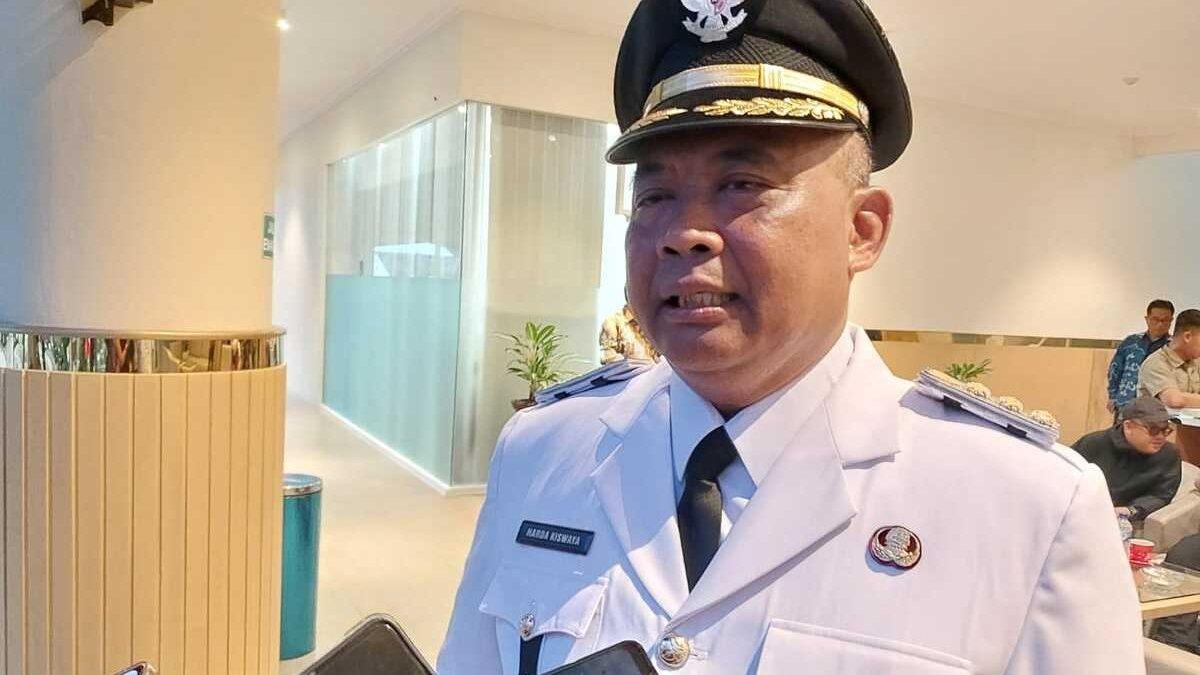 SOSOK HARDA KISWAYA - Bupati Sleman Harda Kiswaya saat menemui wartawan sebelum acara serah terima jabatan Bupati dan Wakil Bupati Sleman, Jumat (28/02/2025). (KOMPAS.COM/YUSTINUS WIJAYA KUSUMA)