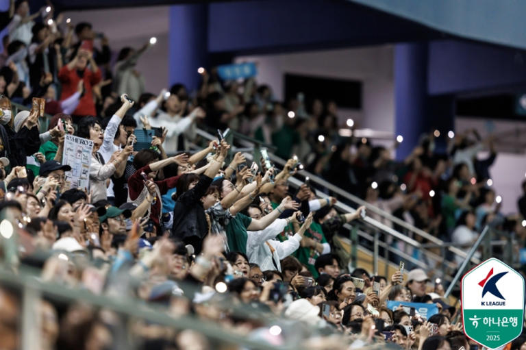 20일 대전월드컵경기장에서 임영웅의 하프타임 공연을 관람하는 팬들. 사진=프로축구연맹