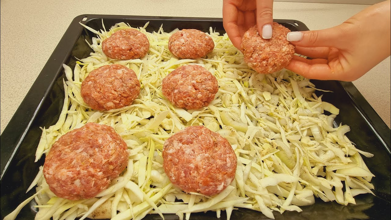 Verteilen Sie das Hackfleisch auf dem Kohl für ein leckeres Familienessen