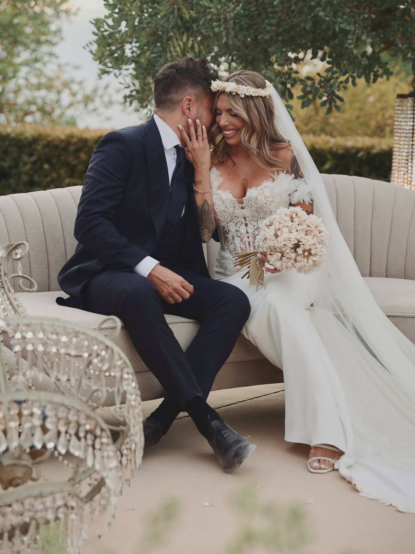 La boda civil de Pablo López y Laura Rubio, desde dentro: fotos románticas,  vestido de novia con personalidad y 300 invitados sin móvil, image size:768x1024