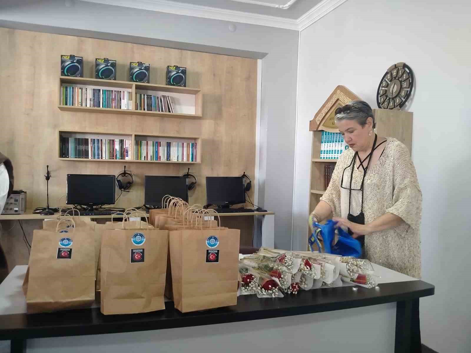 G&Ouml;LC&Uuml;K&rsquo;TE HUZUREVİ SAKİNLERİ İLE SOSYAL HİZMETLERDE KALAN &Ccedil;OCUKLAR, ALTI K&Ouml;Y&Uuml; ZİYARET EDEREK K&Ouml;Y HALKI İLE UNUTULMAZ BİR G&Uuml;N YAŞADI.