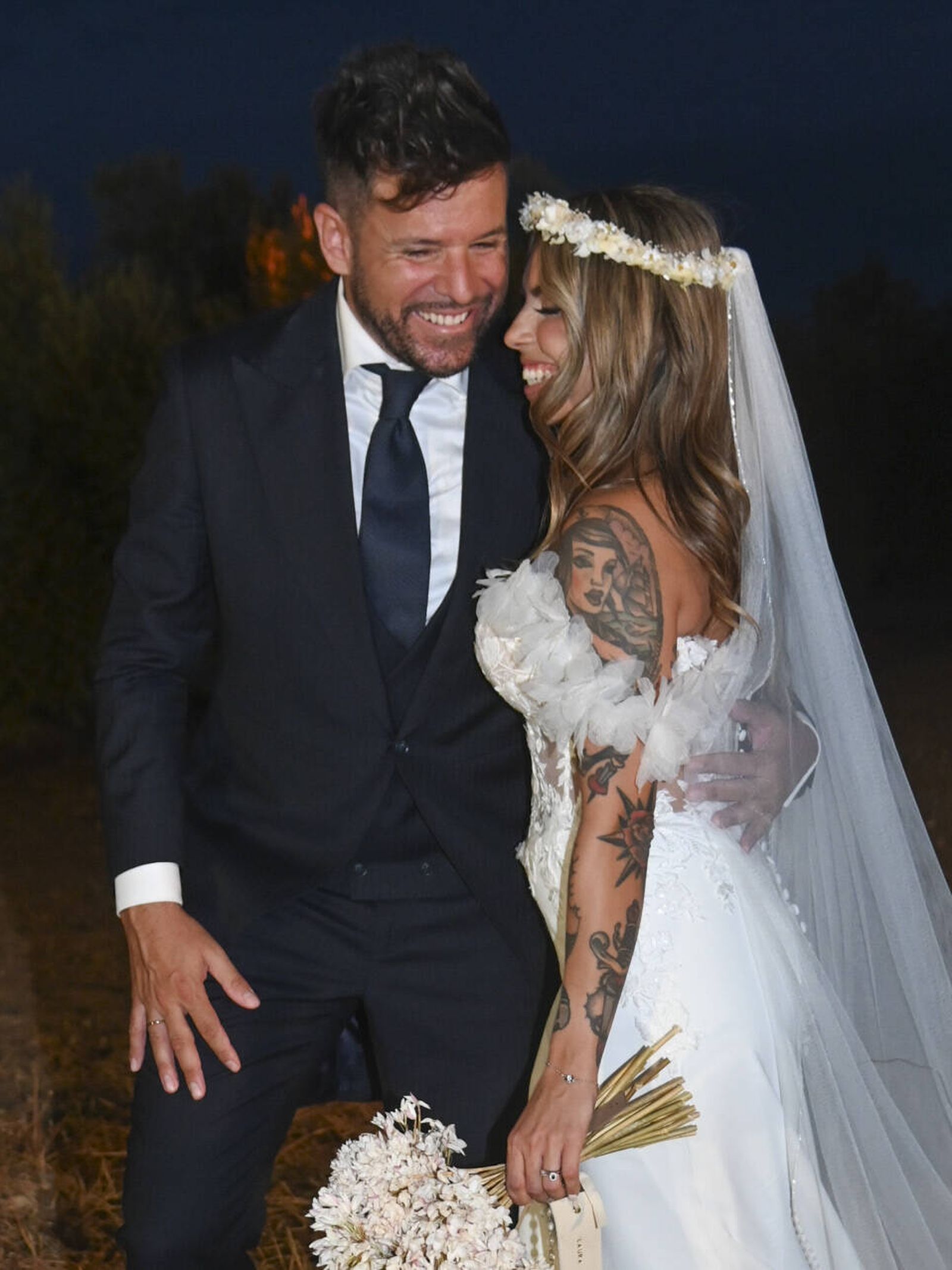 En fotos | Pablo López y Laura Rubio, ya están casados: complicidad, look  nupcial arriesgado y rodeados de amigos, image size:768x1024