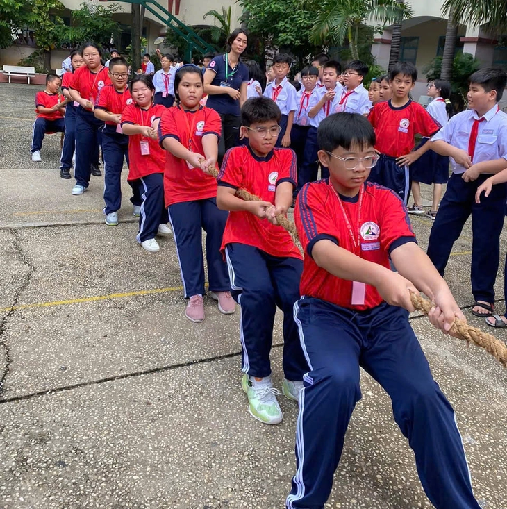 Cấm điện thoại trong giờ ra chơi, cấm luôn trong trường học được không?