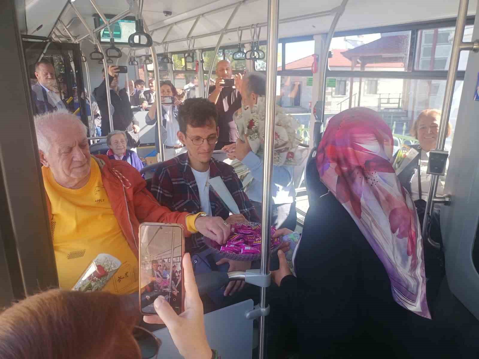 G&Ouml;LC&Uuml;K&rsquo;TE HUZUREVİ SAKİNLERİ İLE SOSYAL HİZMETLERDE KALAN &Ccedil;OCUKLAR, ALTI K&Ouml;Y&Uuml; ZİYARET EDEREK K&Ouml;Y HALKI İLE UNUTULMAZ BİR G&Uuml;N YAŞADI.