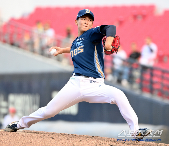 첫 승 후 물세례를 받는 신영우