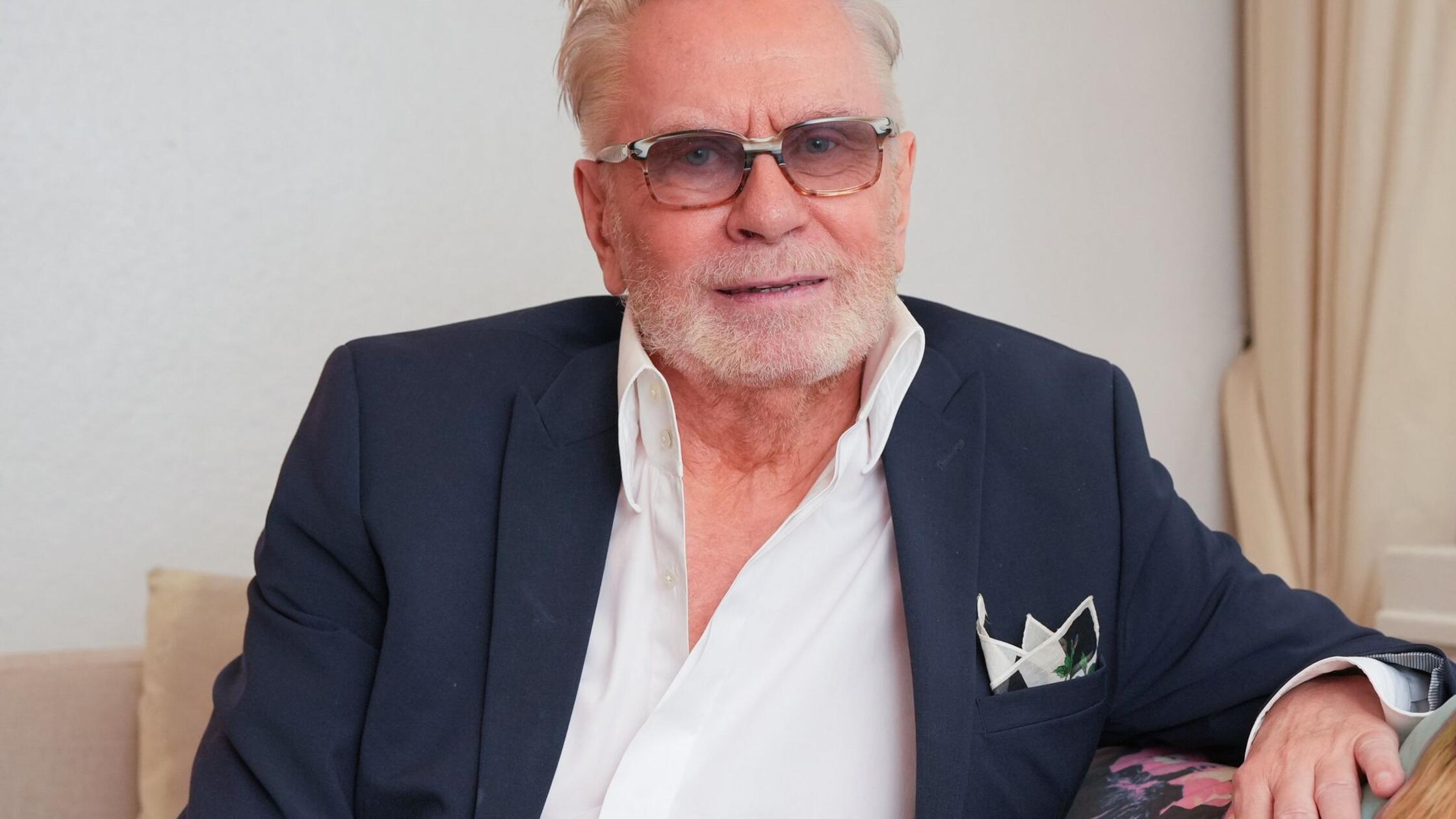 René Koch malt jetzt Bilder mit Lippenstiften