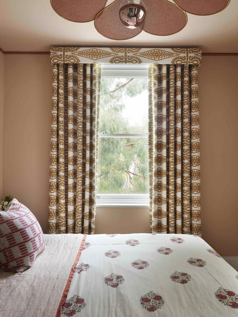 How to Hang Curtains the Way an Interior Designer Would — To Balance ...