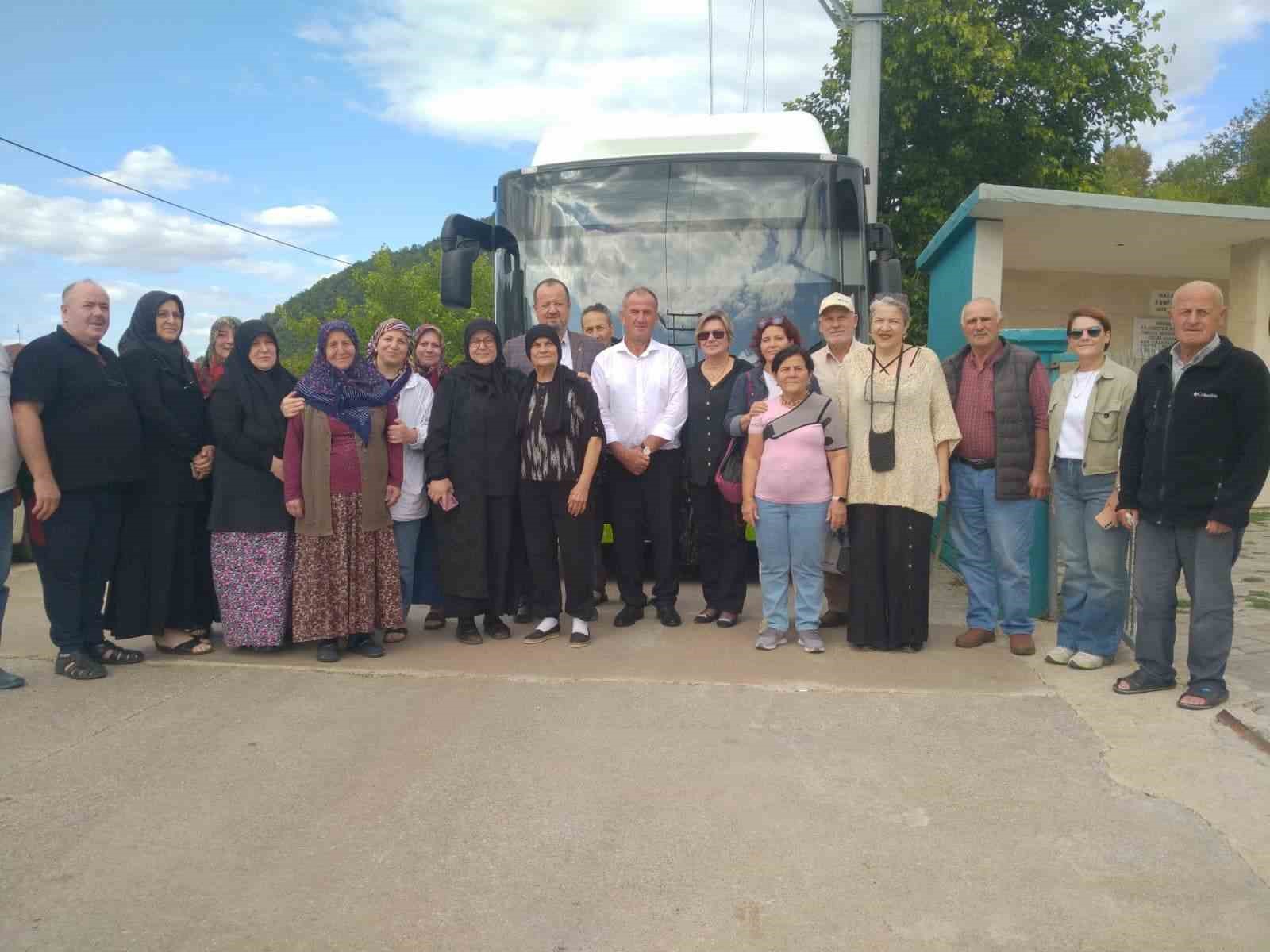 G&Ouml;LC&Uuml;K&rsquo;TE HUZUREVİ SAKİNLERİ İLE SOSYAL HİZMETLERDE KALAN &Ccedil;OCUKLAR, ALTI K&Ouml;Y&Uuml; ZİYARET EDEREK K&Ouml;Y HALKI İLE UNUTULMAZ BİR G&Uuml;N YAŞADI.