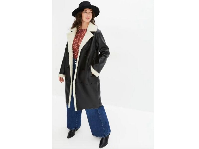 Perfekt für den Herbst: Das Styling mit Blumen-Top, Jeans und Stiefeletten