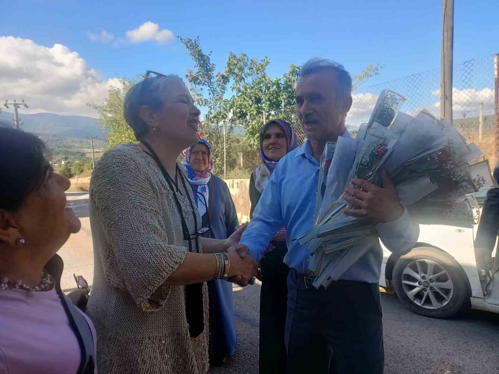 G&Ouml;LC&Uuml;K&rsquo;TE HUZUREVİ SAKİNLERİ İLE SOSYAL HİZMETLERDE KALAN &Ccedil;OCUKLAR, ALTI K&Ouml;Y&Uuml; ZİYARET EDEREK K&Ouml;Y HALKI İLE UNUTULMAZ BİR G&Uuml;N YAŞADI.