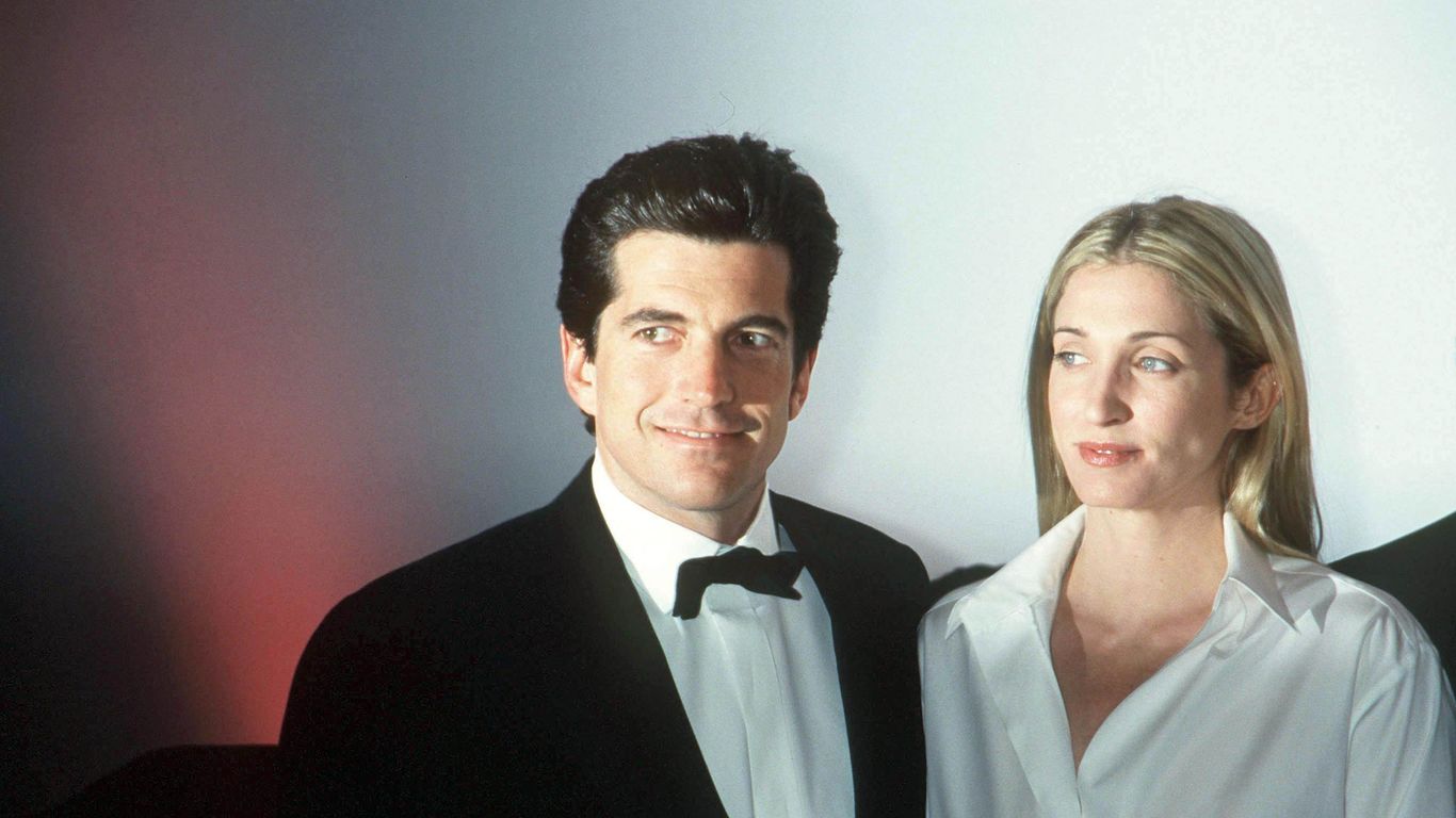 Carolyn Bessette-Kennedy : tout ce qu'il faut savoir sur sa bague de  fiançailles inspirée par Jackie Kennedy, image size:1366x768