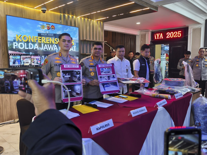 Konferensi pers Polda Jabar soal kasus pembunuhan satu keluarga di Indramayu, Selasa (9/9/2025). Foto: Linda Lestari/kumparan