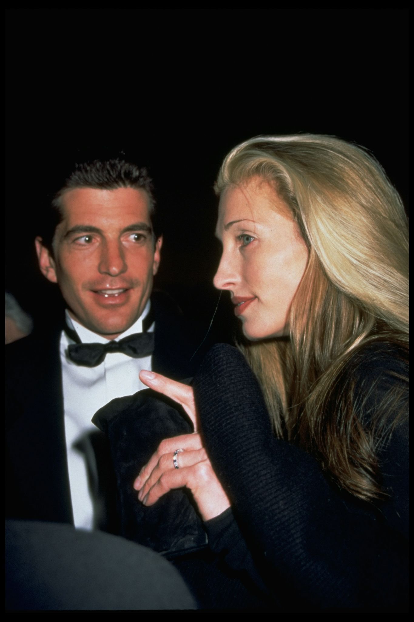 Carolyn Bessette-Kennedy : tout ce qu'il faut savoir sur sa bague de  fiançailles inspirée par Jackie Kennedy, image size:768x1152