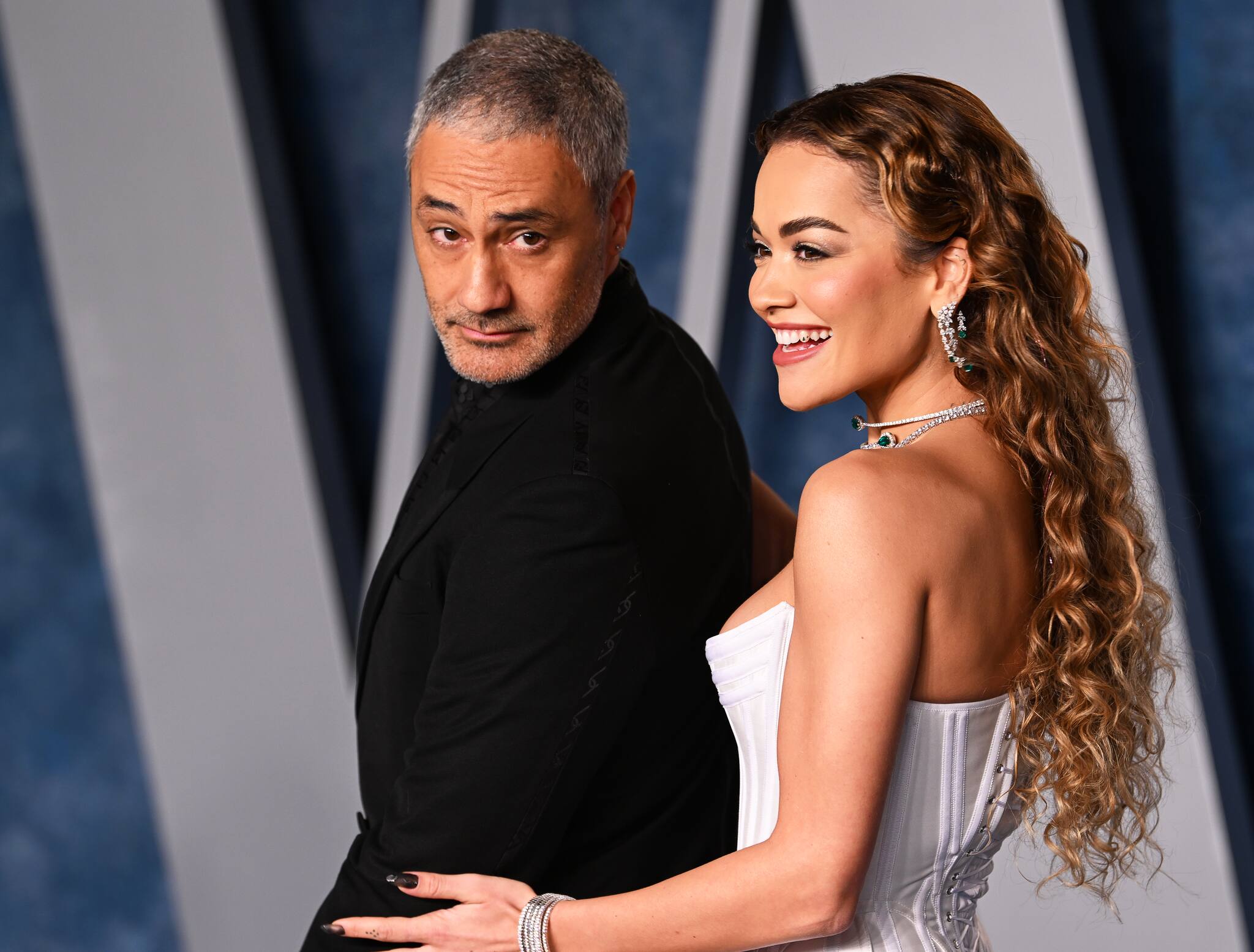 Rita Ora (r), Sängerin aus Großbritannien, und ihr Mann Taika Waititi, Regisseur aus Neuseeland, kommen zur Vanity Fair Oscar Party im Wallis Annenberg Center for the Performing Arts in Beverly Hills. . Quelle: Doug Peters/PA Wire/dpa