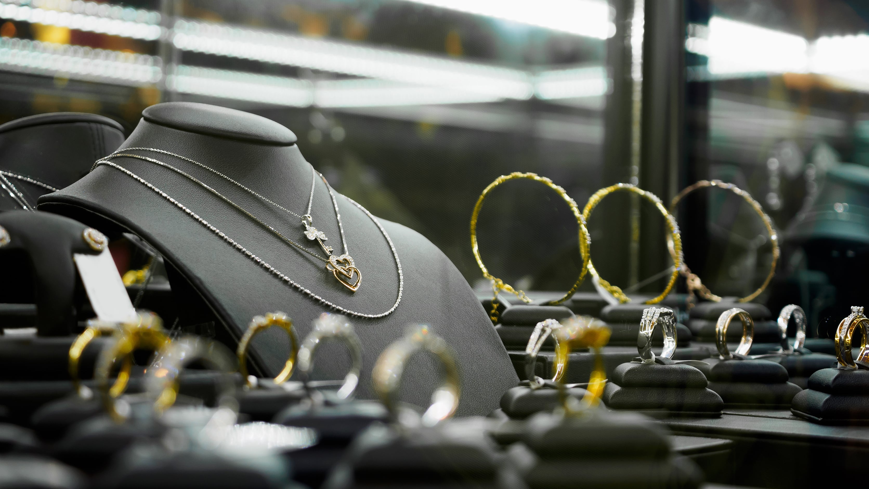 Smash And Grab Caught On Video Suv Slams Into Jewelry Store Dozen