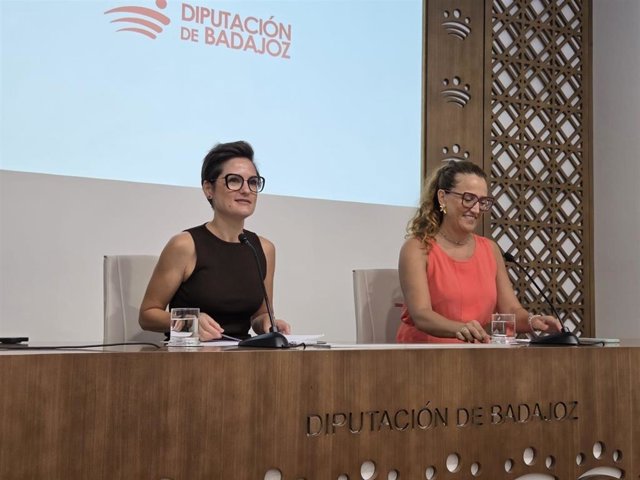 La presidenta de la Diputación de Badajoz detalla nuevos trabajos de memoria democrática.