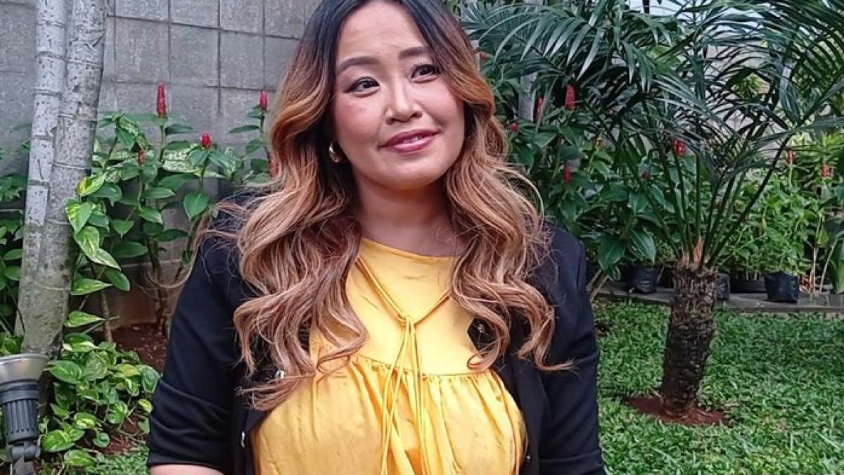 Potret Pinkan Mambo Ngamen Di Pinggir Jalan Nyanyi Sambil Live Tiktok