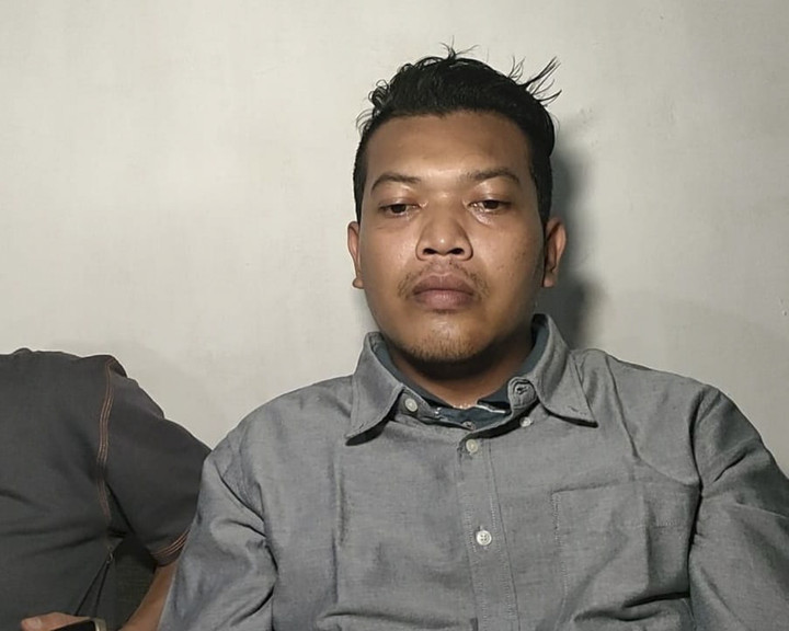 Evan saat memberikan keterangan kepada media terkait keterlibatan dirinya dalam kasus penemuan lima jenazah di Indramayu, Selasa (9/9/2025). Foto: kumparan