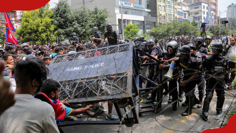 Полиция вмешивается, когда непальская молодежь устраивает антиправительственную акцию протеста в Катманду, Непал. Фото: Сунил Прадхан/Анадолу. Источник: Getty Images