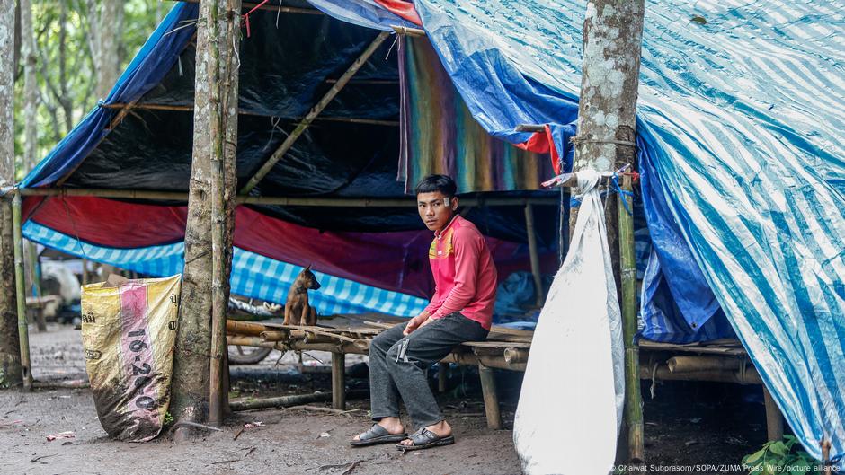 Каренский беженец сидит в укрытии в лагере беженцев на границе Таиланда и Мьянмы