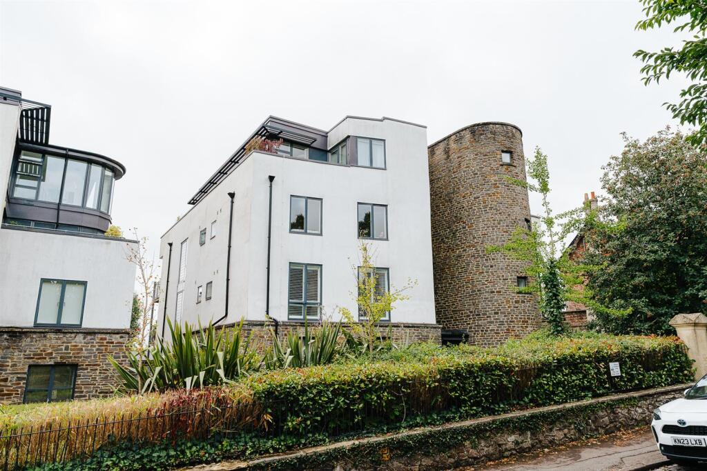 stunning-views-of-bristol-await-from-this-2-bed-apartment-with-a-large