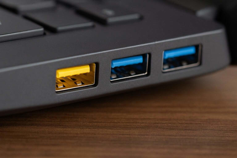 O que acontece se ligares um cabo USB 2.0 a uma porta USB 3.1?