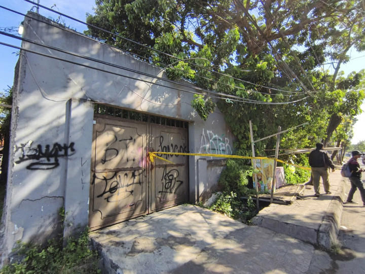 Gerbang pintu garasi rumah TKP korban pembuhunan satu keluarga di Indramayu. Foto: kumparan