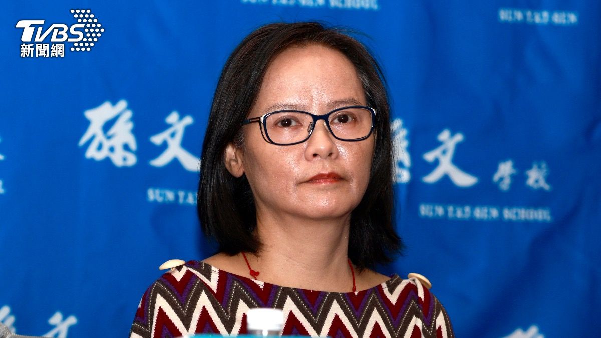 北一女中教師區桂芝出席力挺孫文學校總校長張亞中。（圖／華子琛攝）。（圖／華子琛攝）