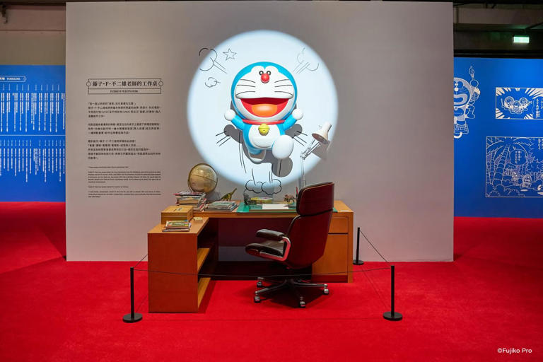 高雄站特別復刻藤子・F・不二雄老師的工作室，重現他當年專注創作的場景。簡單的畫桌、筆墨與素描紙，卻孕育出陪伴數十年的經典角色。