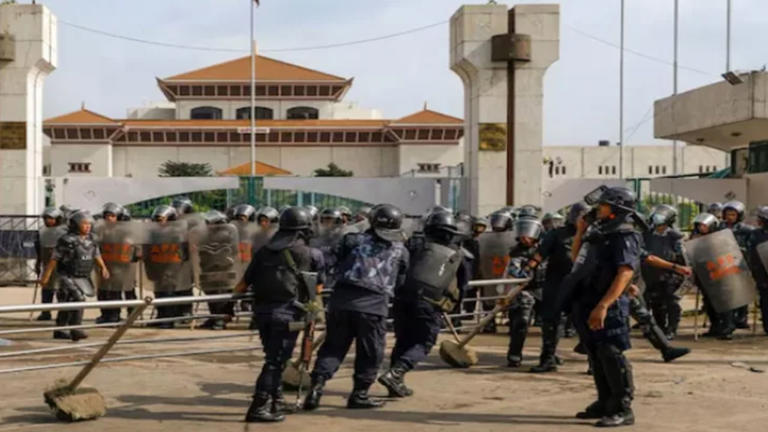 Nepal: ఆర్మీ ఆధీనంలోకి నేపాల్‌..! పశుపతినాథ్‌ ఆలయ ధ్వంసాన్ని అడ్డకున్న  సైన్యం..