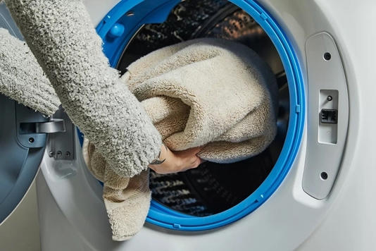 Hãy coi khăn tắm như một món đồ cá nhân quan trọng, cần được chăm sóc và vệ sinh kỹ lưỡng.